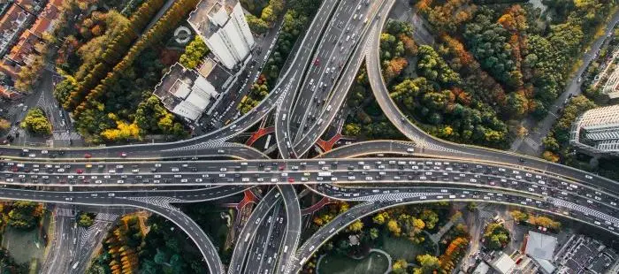 Применение камеры видеонаблюдения для транспорта и движения